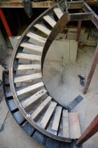 Escalera de caracol en pletina de acero corten