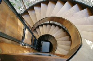 Escalera de caracol en pletina de acero corten