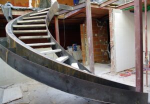Escalera de caracol en pletina de acero corten